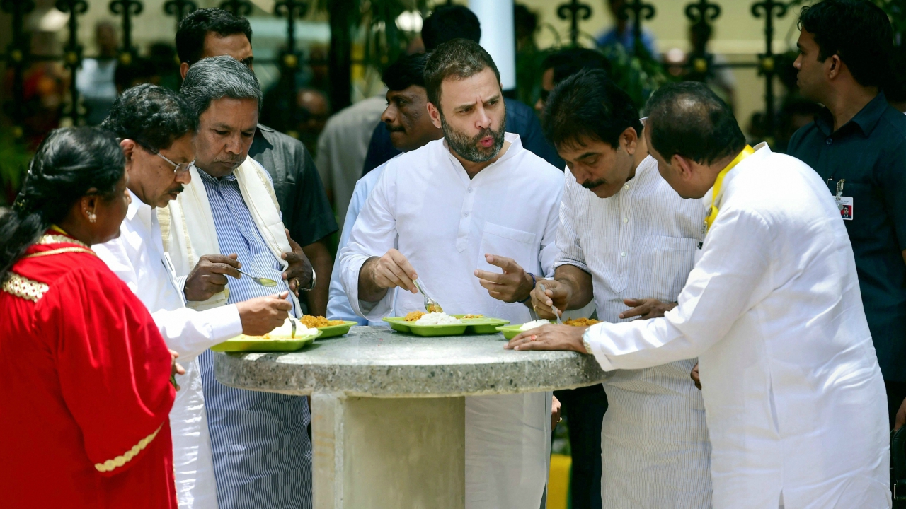 Congress leader Rahul Gandhi, Karnataka Chief Minister Siddaramaiah, City Mayor Padmavathi and Karnataka Congress in-charge Venugopal eating food at 'Indira Canteen' which will provide food at a subsidised cost to the poor in Bengaluru on August 16, 2017. (PTI)